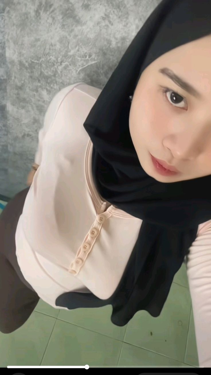 Indo Terbaru Terbaru 2025 Bibirmu Menarikku Seperti Gravitasi Abg Hijab Indonesia 2025 Viral